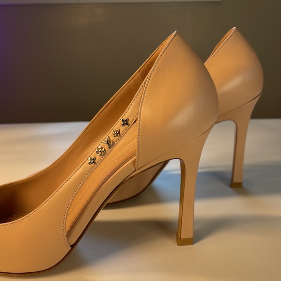 Authentic Louis Vuitton Signature Pump-purchased Spring ‘22, currently Sold Out! - Picture 7 of 17